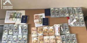 Иностранку заключили под стражу за попытку ввоза 100 тысяч долларов в Беларусь