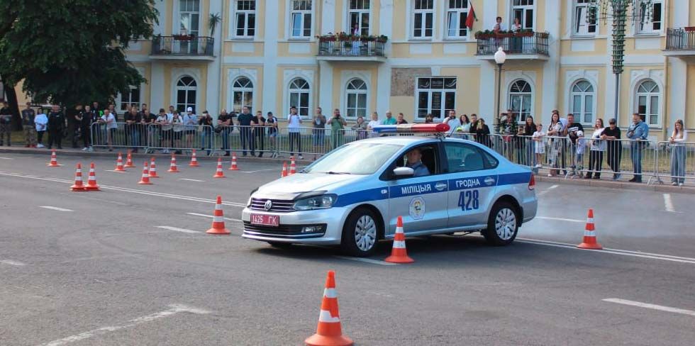 ГАИ Гродно показала свою технику и умение в маневрировании в центре Гродно