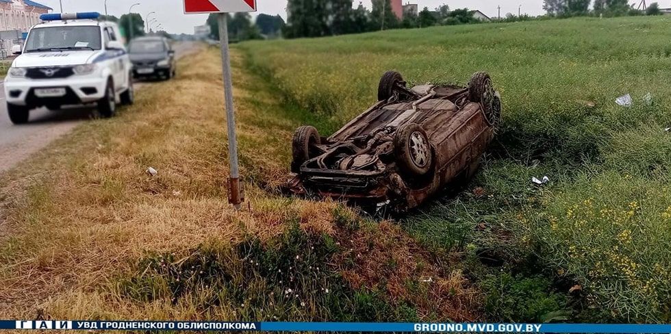 Opel лег на крышу при въезде в Кореличи. Молодой водитель с ранами лица и травмой головы смог сам выбраться из автомобиля