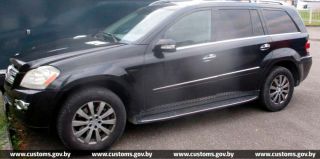 Из-за границы в Беларусь въехал Mercedes с тайниками: гродненская таможня показала "секретные" места кроссовера