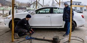 "За 16 лет конкурентов так и не появилось". Журналисты съездили на единственный на весь Скидель шиномонтаж