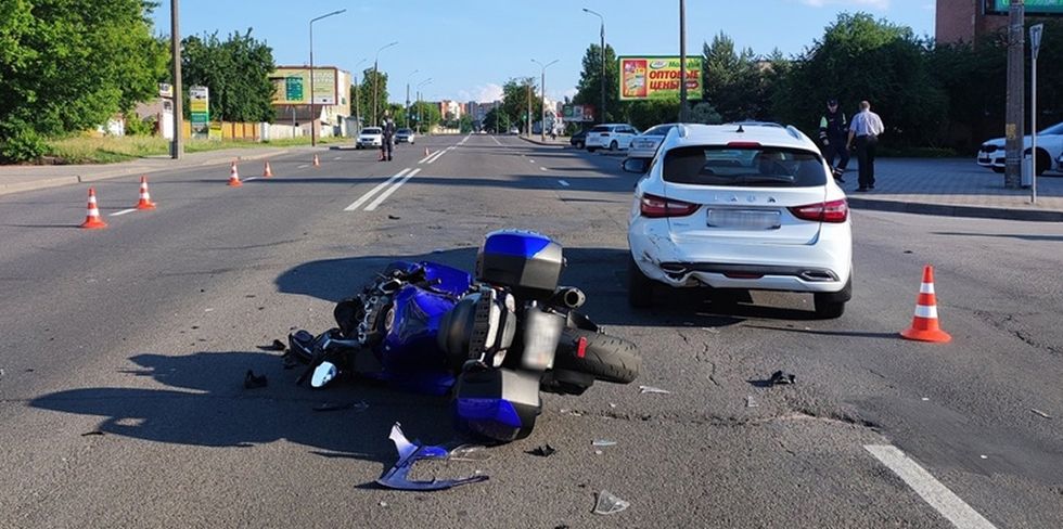 Водитель автомобиля захотел развернуться на улице Победы. Этого никак не ожидал мотоциклист – он в реанимации