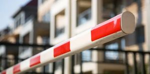 Можно ли установить шлагбаум у въезда на территорию многоэтажки? В МЧС ответили еще раз