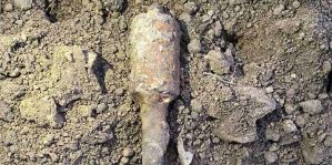 В Гродно рабочий экскаватором выкопал гранату. Она пролежала в земле больше века