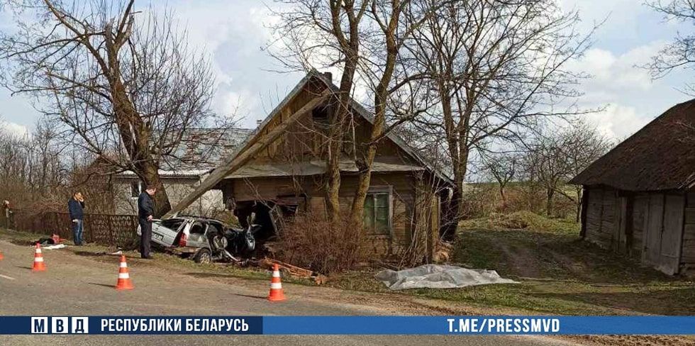 Автомобиль врезался в жилой дом. Двое мужчин погибли, еще 3 человека в больнице