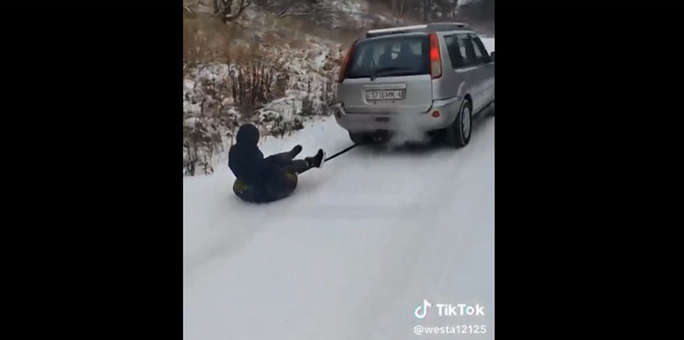 Женщина катала ребенка на тюбинге, видео попало в TikTok. В ГАИ Гродно отреагировали