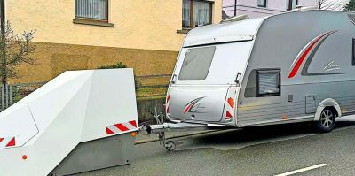 Немец припарковал прицеп-дачу напротив камеры скорости в Германии. Полиция ничего не может поделать