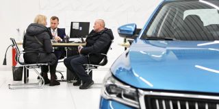 Продажи Geely в Беларуси и России. У нас очереди будут побольше: "В листе ожидания – более тысячи человек!"