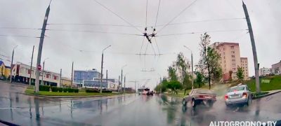 Превью фото к статье "Медвежья услуга в Гродно": почему лучше не уступать дорогу автомобилю с других направлений? Видео...