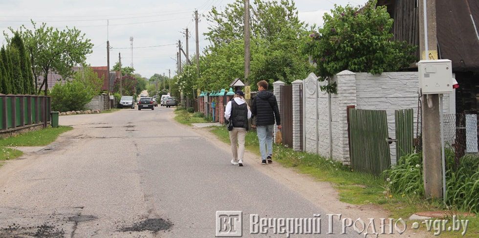 Жители Малаховичей говорят, что со строительством Ольшанки транспорта прибавилось. "Поставили знак «40», но все равно гоняют"