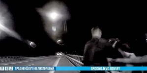 "Не совершайте глупость. Держи-держи ее": девушка хотела спрыгнуть с моста на трассе М6. Ее спасли милиционеры