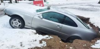 В Борисове Mercedes провалился под землю