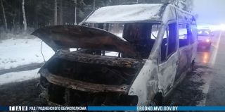 На М6 утром сгорел микроавтобус. Водитель цел