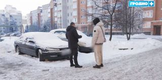 Гродно автовладельцам напомнили об уборке снега. В одном из районов уже 100 человек получили предписания