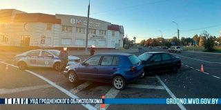 Рано утром на площади Декабристов столкнулись Renault и Volkswagen