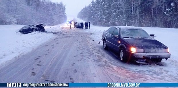 Под Ошмянами погибла молодая женщина. Она находилась в авто, в лоб которому выехал другой автомобиль. Женщина не была пристегнута