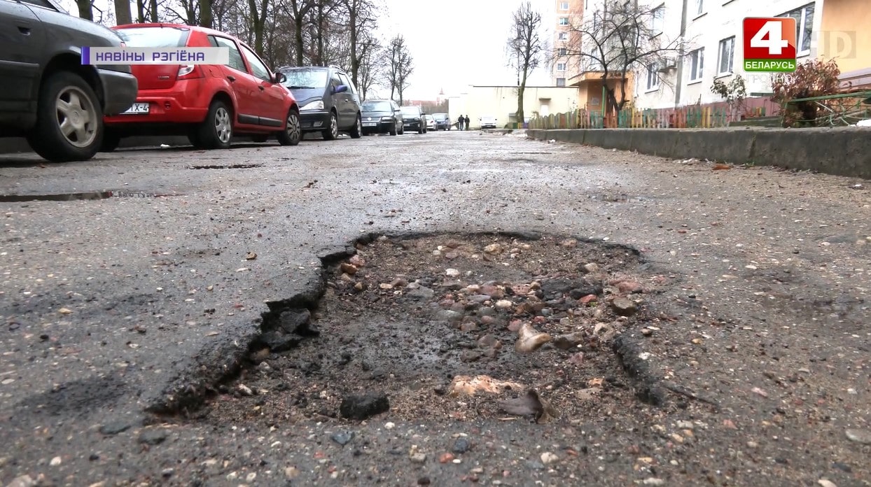 Ямы во дворах на улице Гая в Гродно