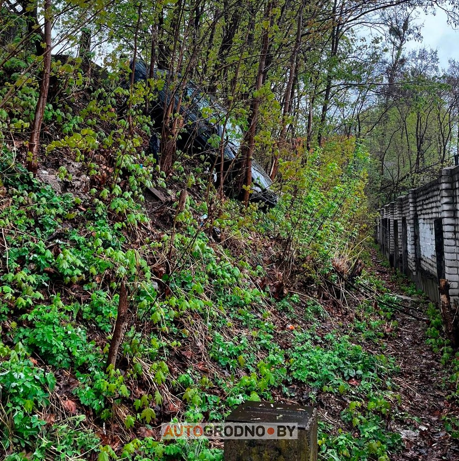 Автомобиль скатился в кювет возле ТЦ Корона на Купалы