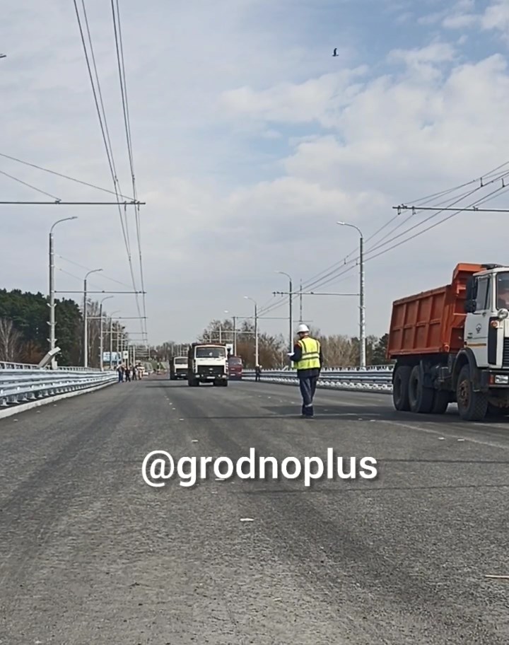 В Гродно Новый мост испытали под нагрузкой. По нему проехали 9 груженых МАЗов