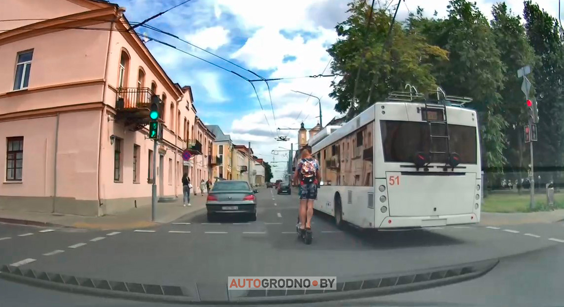 Это Гродно: два парня на самокате опередили все автомобили, проскочили на красный и умчались вдаль